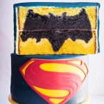 Batman vs Superman design inside Cake - video tutorial