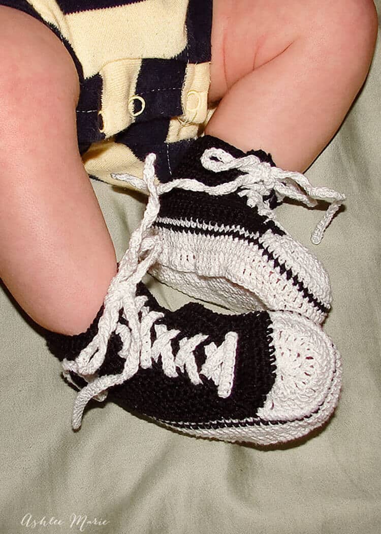 a free pattern for these thread crochet converse infant shoes