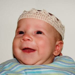 Thread crochet baby crown pattern