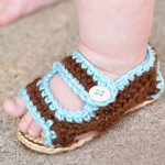 baby feet look so sweet in these adorable crochet baby sandels, free pattern