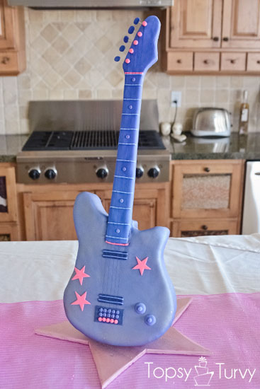 standing-guitar-cake-carved