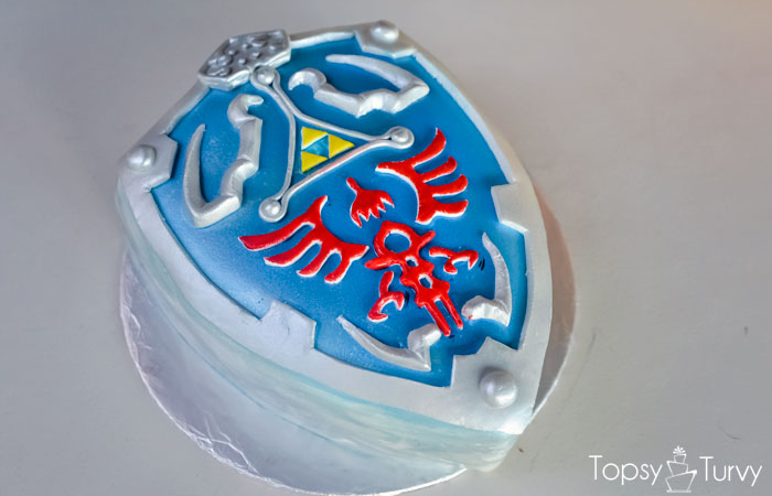 legend-zelda-hylian-shield-fondant-cake