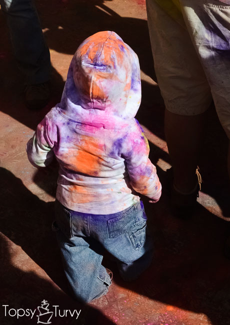 festival-color-baby-boy-crowd