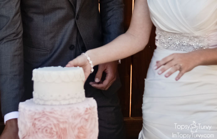 wedding-dress-matching-cake