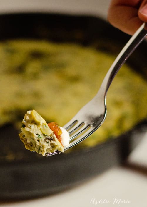 I am always looking for delicious recipes that are great for breakfasts and fill up my family, this spinach, mushroom and herb frittata does just that