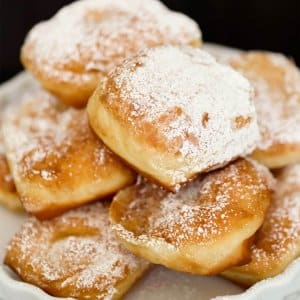 a copy-cat recipe of Princess Tiana's man-catching beignets from the Disney parks