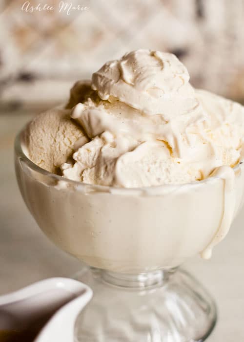 so cream and oh so delicious, vanilla bean ice cream is also so pretty, with it's sweet vanilla bean flecks throughout