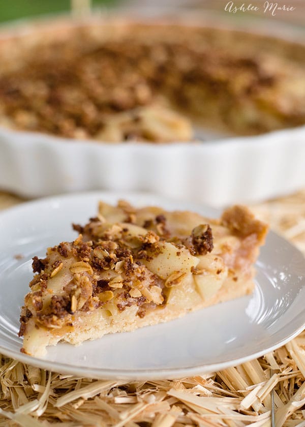 this sweet crumbly crust, a Pâte Sablée, is perfect with this flavorful apple filling an sweet brown sugar cumble