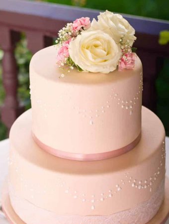 How to use stencils to perfecly decorate a fondant cake with royal icing